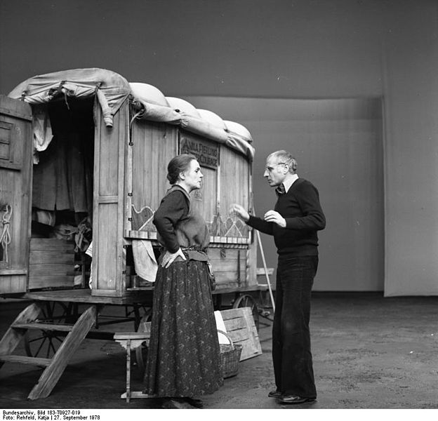 Gisela May bei der Probe zu Mutter Courage mit Regisseur Manfred Wekwerth Foto: Bundesarchiv
